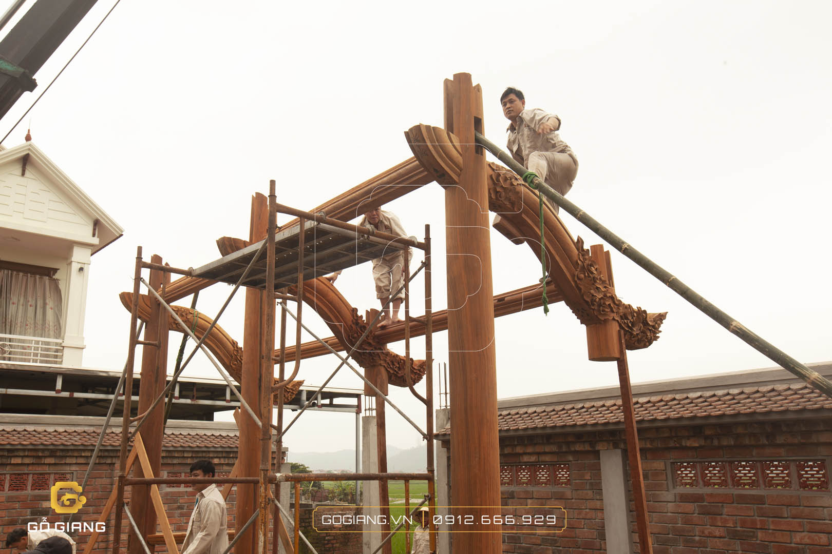 Buổi lắp dựng đầu tiên của công trình nhà gỗ 3 gian 2 chái tại Quế Võ, Bắc Ninh