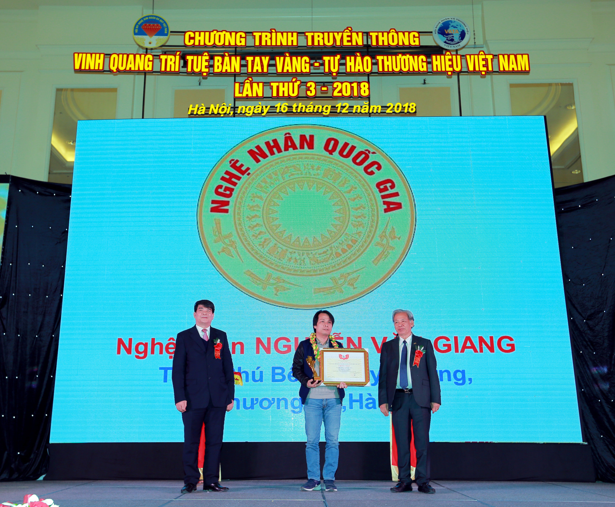 Kts Nguyễn Giang nhận danh hiệu “Nghệ Nhân Quốc Gia” , lĩnh vực : chế tác, xây dựng nhà gỗ cổ.